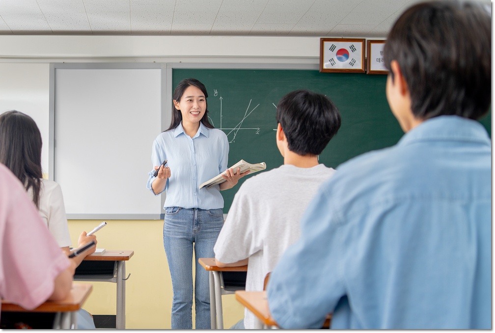 교실에서 설명하는 선생님과 학생들