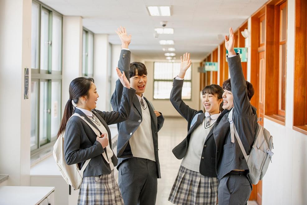 복도에서 이야기하는 학생들