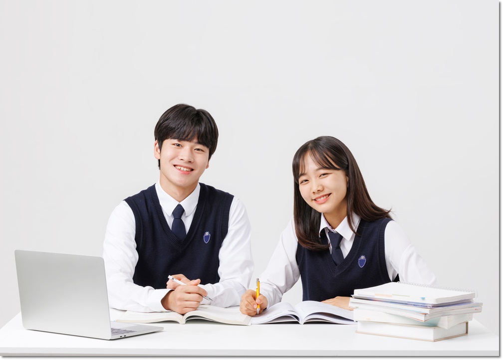 교재를 함께 펼친 두 학생