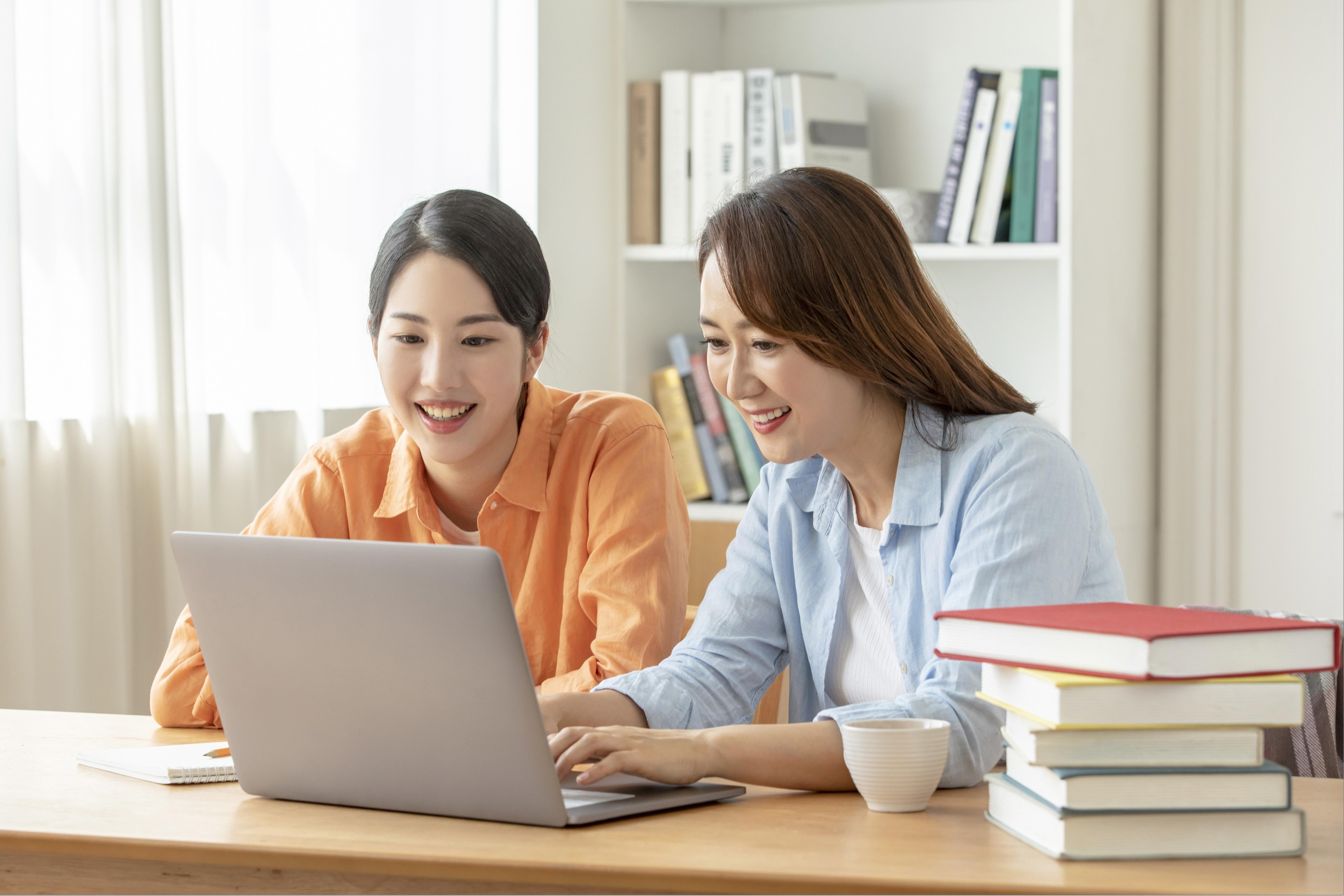 노트북 자료를 함께 보는 두 사람