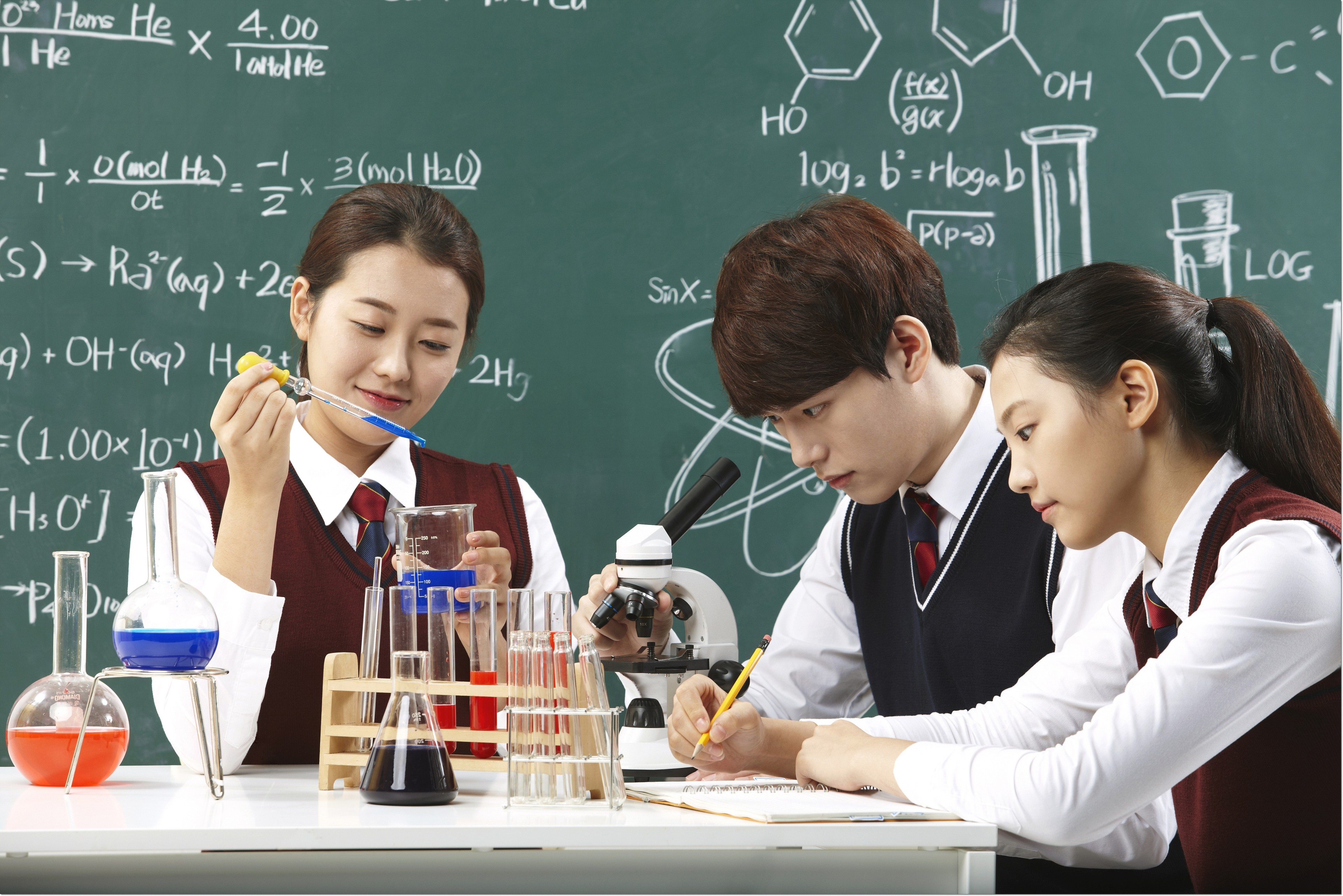 과학 실험 도구를 살펴보는 학생들