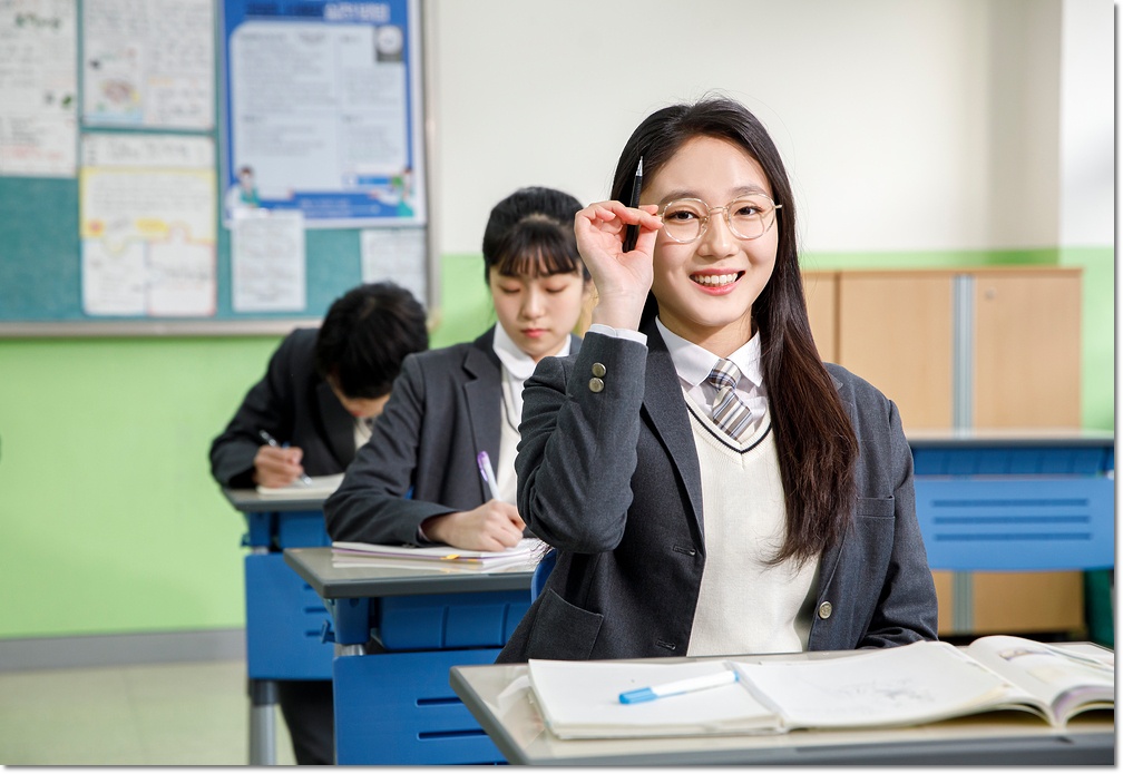 교실에서 손을 든 학생