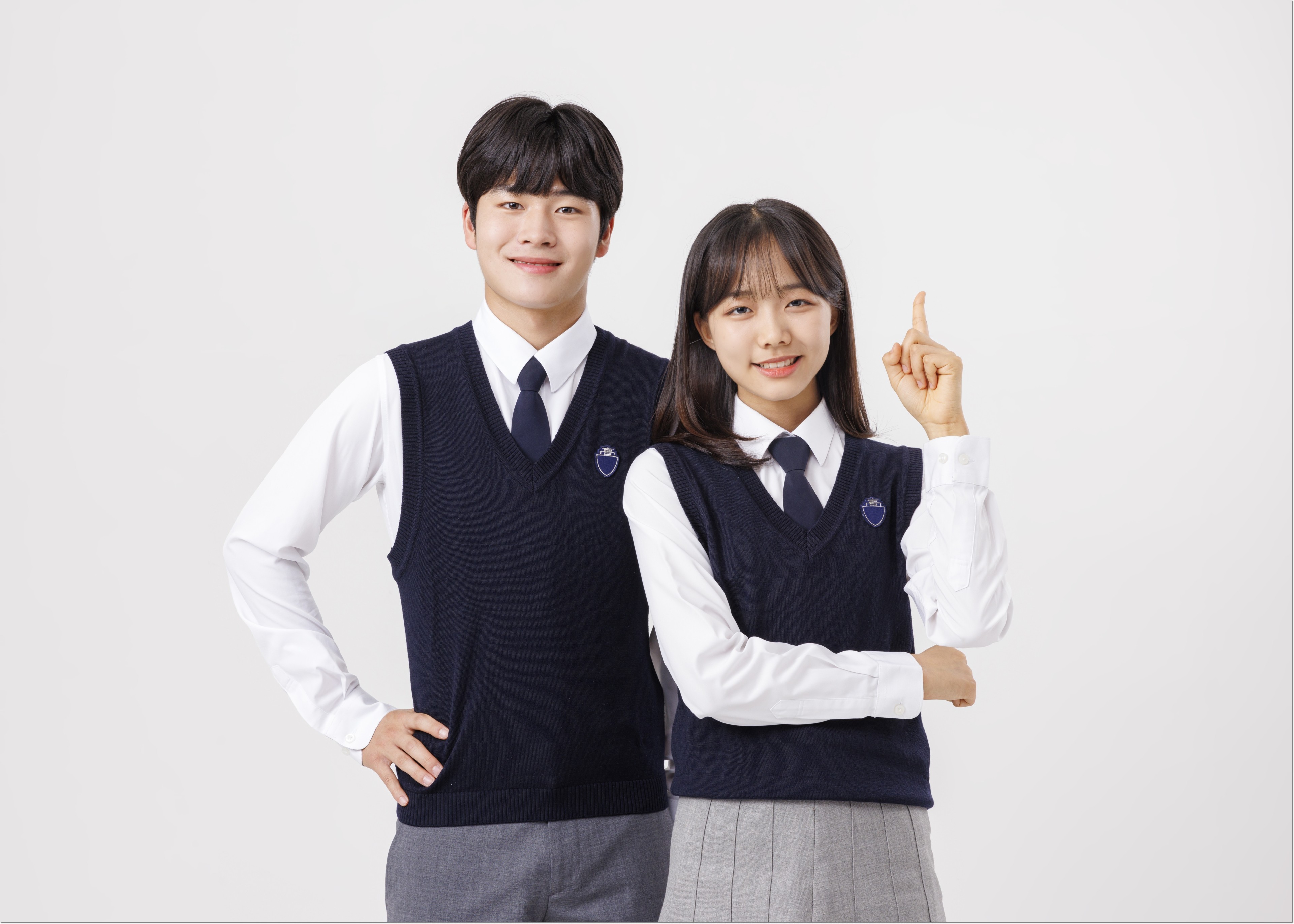 교복을 입고 함께 선 두 학생