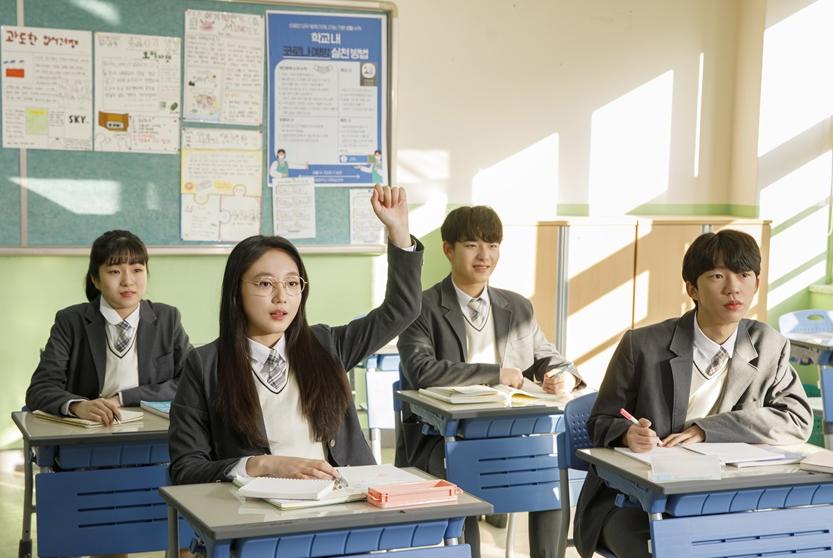 교실에서 질문하려 손을 든 학생