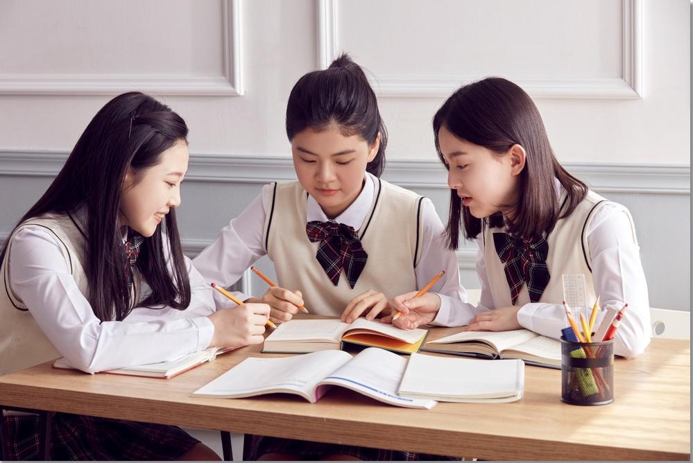 책상에서 함께 토론하는 학생들
