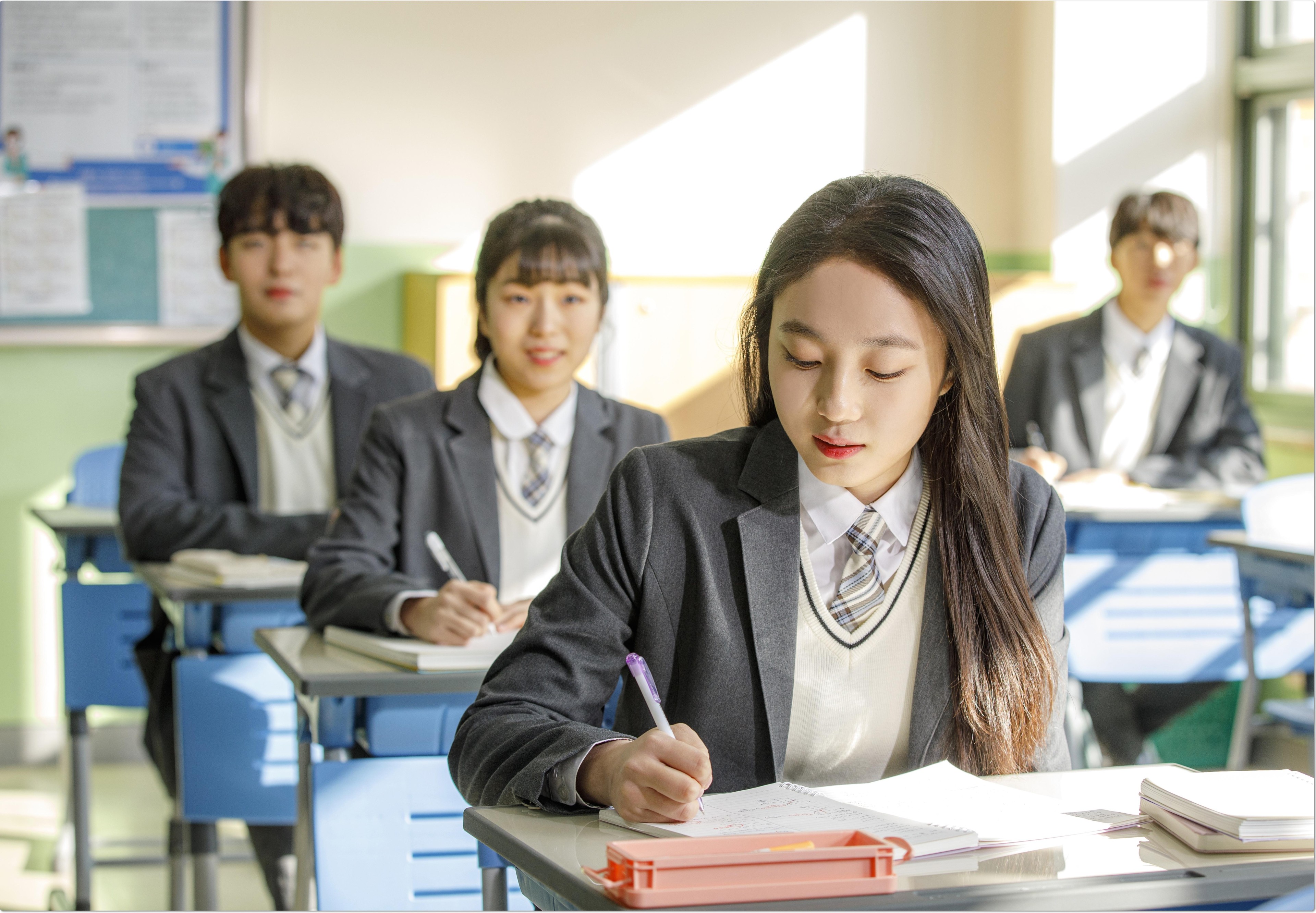 교실에서 필기하는 학생들