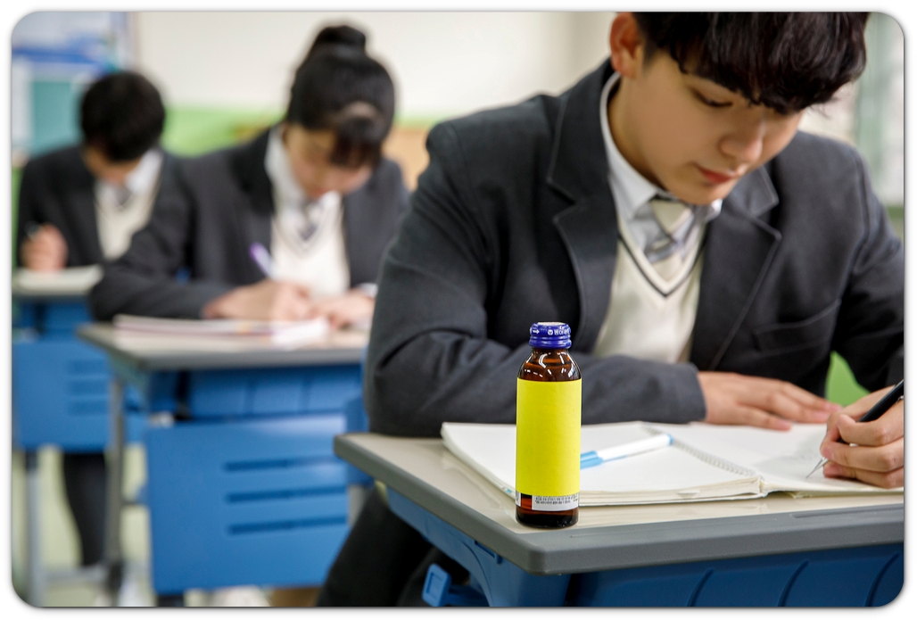 교실에서 문제를 푸는 학생