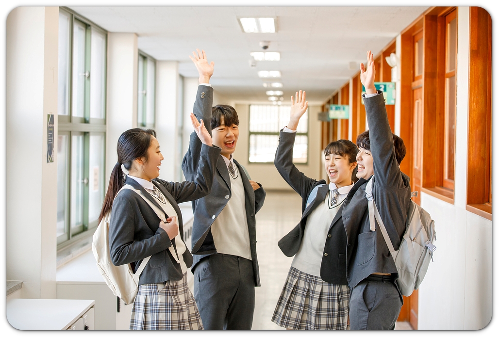 복도에서 이야기하는 학생들