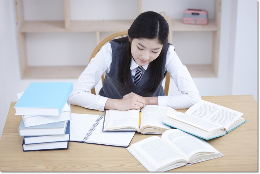 교재를 펼치고 문제를 푸는 학생