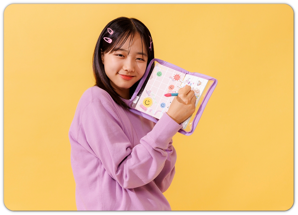 공책을 들고 있는 학생