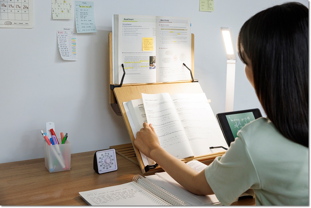 교재와 노트북을 보며 공부하는 학생
